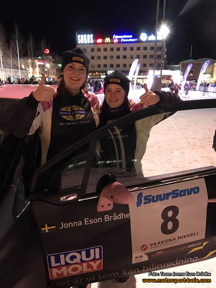 Jonna och Julia efter segern i Finland