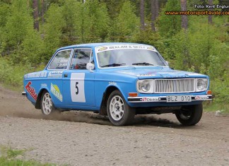 Startnummer 21 i Midnattssolsrallyt – Team 142 Blå Startnummer 21 i Midnattssolsrallyt - Team 142 Blå