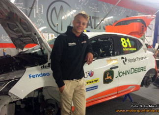 17-årige Nicklas Oscarsson på väg att nå målet i Clio Cup 17 årige Nicklas Oscarsson på väg att nå målet i Clio Cup