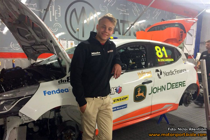 17 årige Nicklas Oscarsson på väg att nå målet i Clio Cup