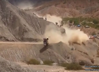 Carlos Sainz rullar ut ur Dakar-rallyt 2017 Carlos Sainz rullar ut ur Dakar-rallyt 2017