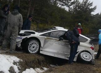 Ogier pressade WRC-Fiestan över gränsen och behövde hjälp upp ur diket Ogier behövde lyftarhjälp