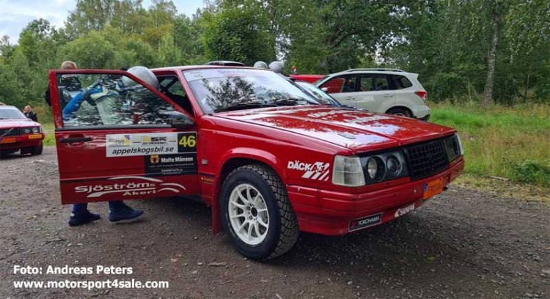 Göran Bergsten hoppar in i Volvon inför SS5 East Sweden Rally