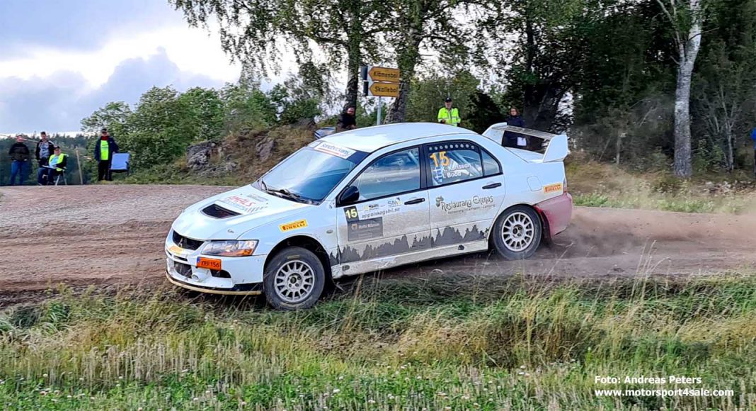 Kristoffer Karlsson attackerar ett vägbyte