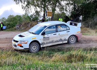Fullt startfält till ett publikfritt Rally Bilmetro Kristoffer Karlsson attackerar ett vägbyte