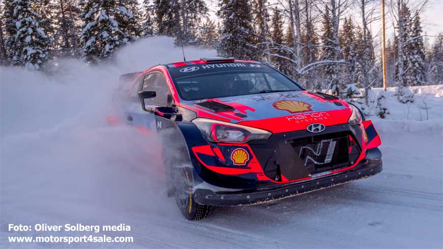Oliver Solberg far fram i WRC-bilen