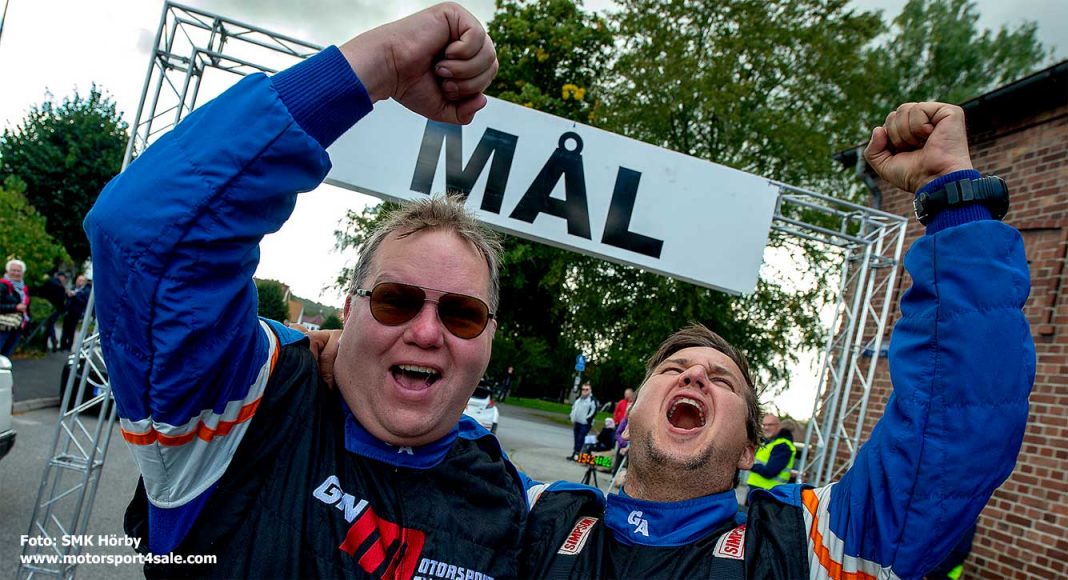 Ett segervrål från 2019 förkunnar att Joachim Grahn och Rickard Nilsson just kört hem sin fjärde seger i rallyklassikern TV-Svängen. Ett segervrål från 2019 förkunnar att Joachim Grahn och Rickard Nilsson just kört hem sin fjärde seger i rallyklassikern TV-Svängen.