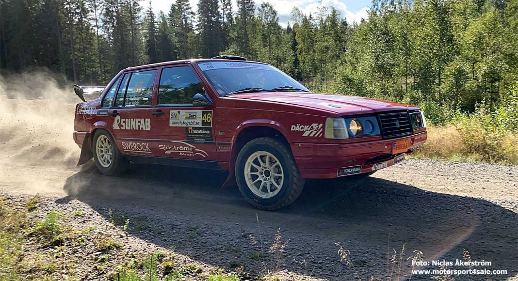 Patrik Flodin i sin röda Volvo 940 Patrik Flodin i sin röda Volvo 940