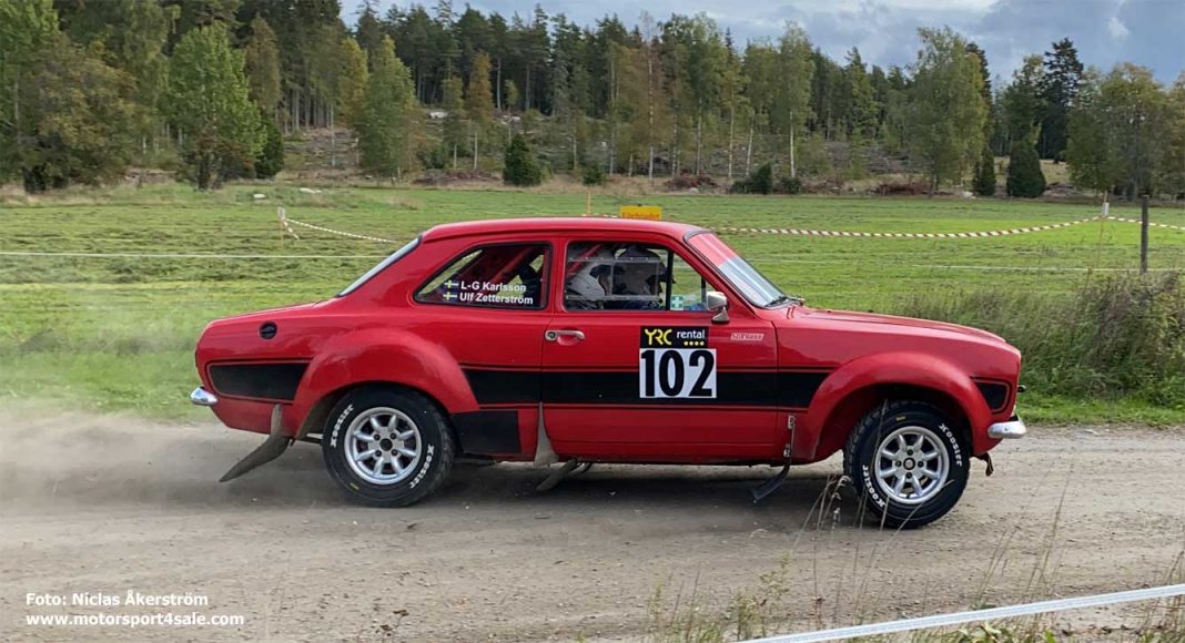 Röd Ford Escort MK1 Rallybil