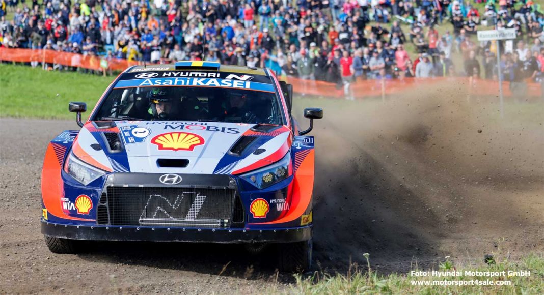 Oliver Solberg efter rullningen i Rally Finland 2022
