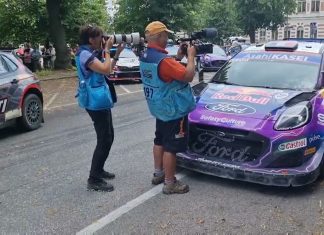 Se och hör VM-bilarna göra burnouts i Rally Finland 2022