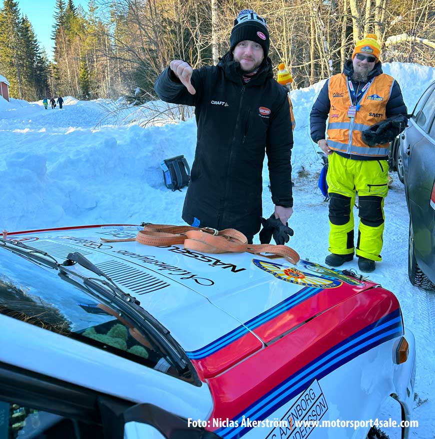 Robert Andersson gör tummen ned efter att fått bryta Rally Sweden Historic 2023